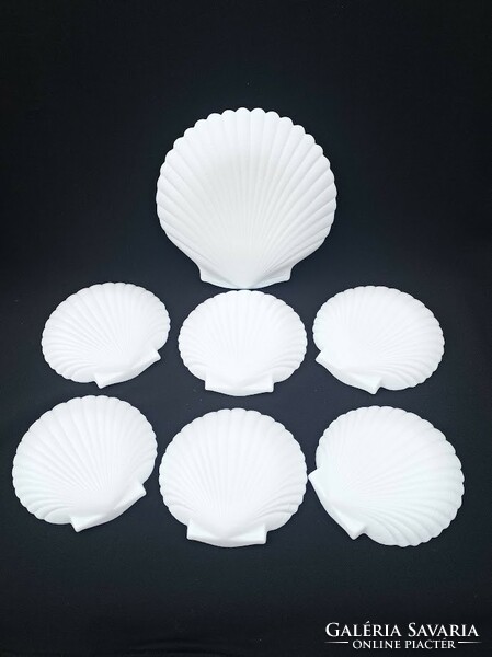 Arcopal French milk glass shell-shaped serving set