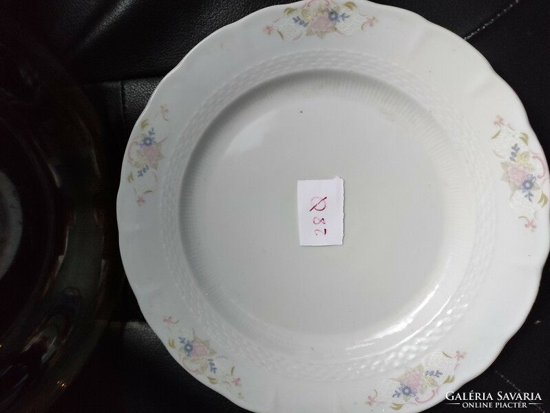 Kínáló tányérok: porcelán és üveg a 2 együtt.