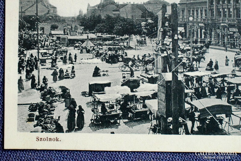 Szolnok - Kossuth tér  , vásárnap, üzletek , lovasszekerek    fotó képeslap  1915