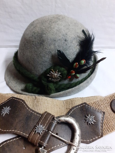 Women's hunting hat with a feather hat ornament, a pair of snow spears, decorated with a reason, elastic rubber brim, silver-plated buckle