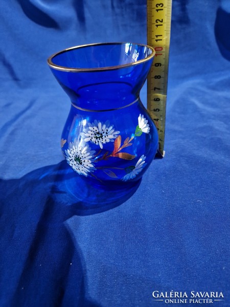 Kék üveg váza fehér virág és arany díszítésű