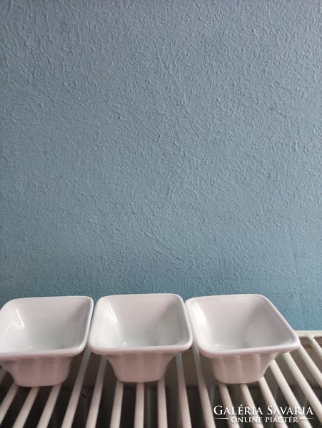 Modern fehér porcelán mini szoszós tálak a 3 együtt .