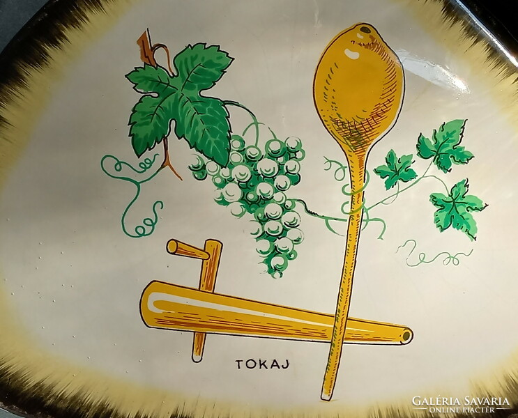 Bodrogkeresztúri kerámia tál szőlész, borászati jelképekkel