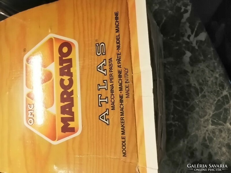 Italian marcato atlas 150 pasta rolling machine in a box