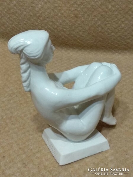 Kucs Béla , ülő nő kerámia szobor (15 x 8 X 18 cm)
