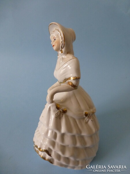 Barokk ruhás aranyozott porcelán kalapos lány