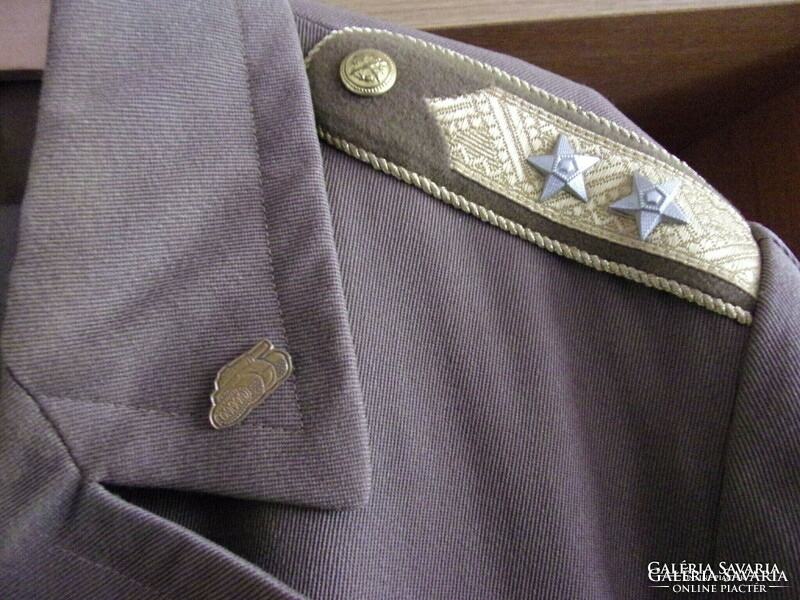 MN páncélos főtiszti (alezredesi) zakó pantallóval és átmeneti kabát .