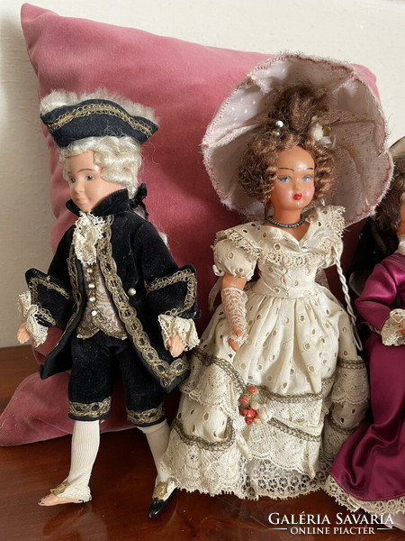 4 dolls dressed as gentlemen.