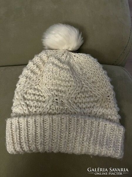 Pompom butter colored warm knitted cap