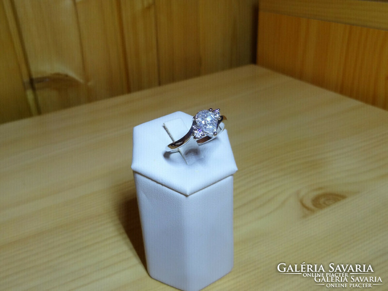 Engagement ring also decorated with beautiful white gold-plated synthetic diamond stone and zirconia