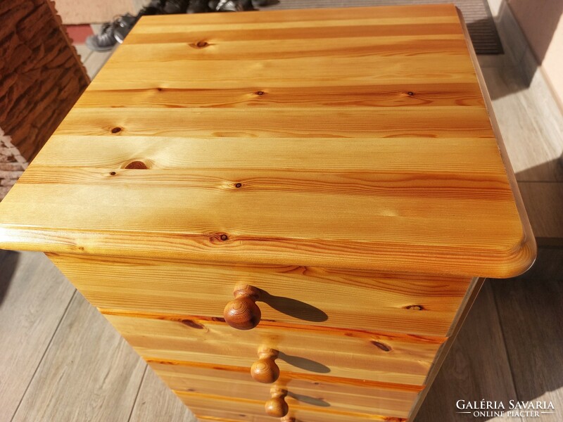 A 5-drawer pine chest of drawers for sale. Furniture is beautiful, in like-new condition.