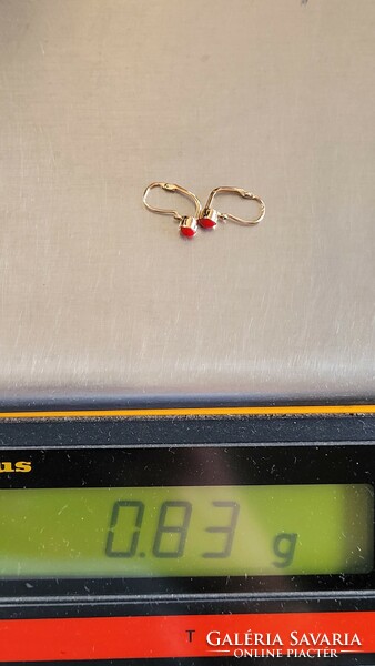 14 K arany gyerek fülbevaló piros kővel 0,83 g