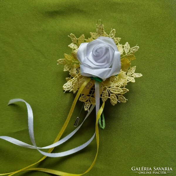 ESKÜVŐ BOK37 - Hófehér szatén rózsás kitűző, bokréta sárga csipke díszítéssel