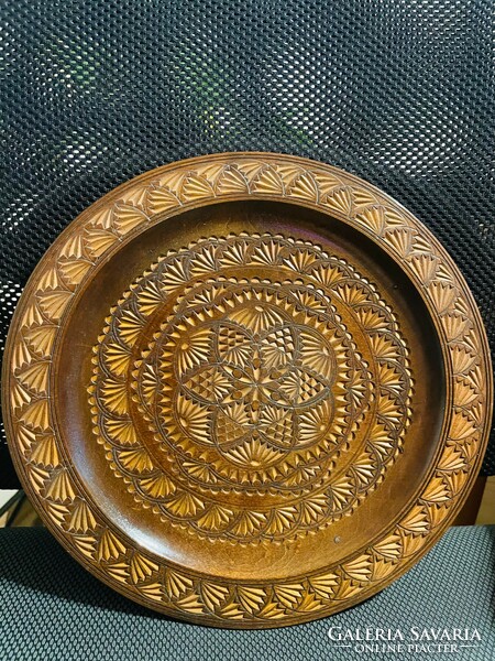 Retro carved decorative wooden plate