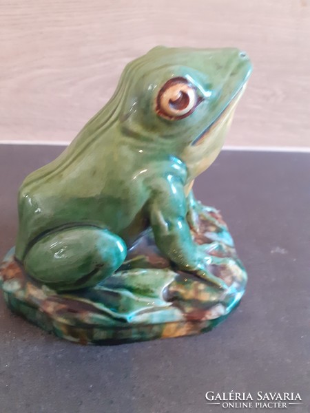 Zsolnay frog