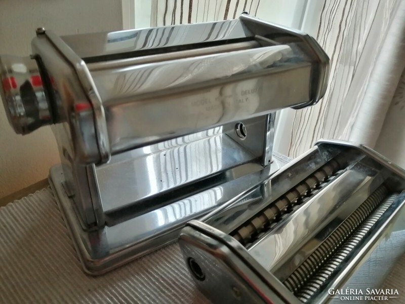 Italian marcato atlas 150 pasta rolling machine in a box