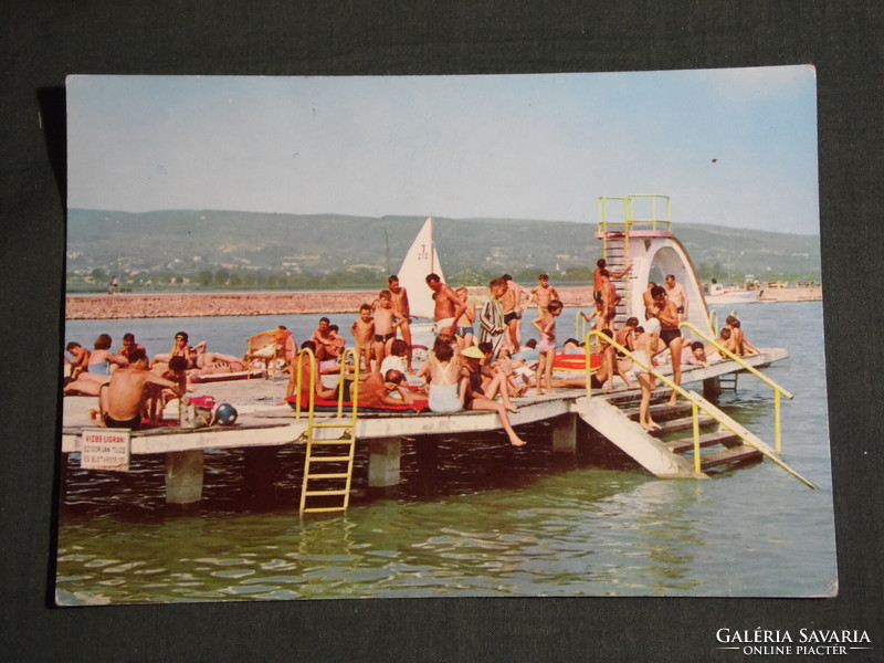 Képeslap, Balaton part  részlet, stég napozó emberekkel, vitorlás hajó, látkép