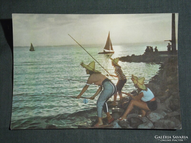 Képeslap, Balaton part, móló, kikötő részlet, horgászó lányokkal, vitorlás hajó