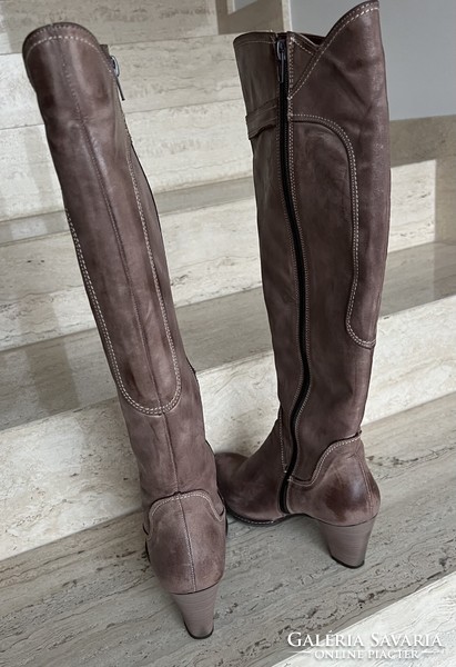 Milk coffee colored butter soft leather, long legged lined boots 40