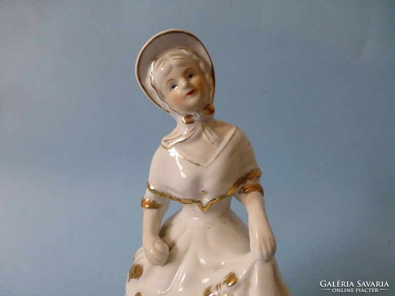 Barokk ruhás aranyozott porcelán kalapos lány