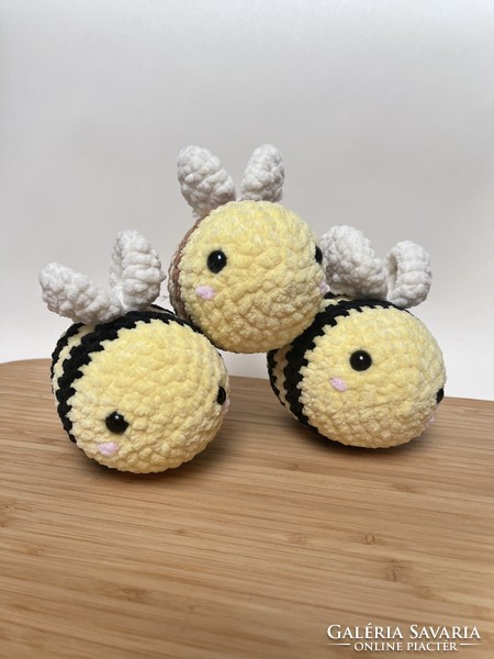 Crocheted bee