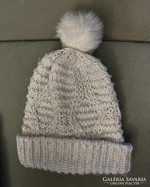 Pompom butter colored warm knitted cap
