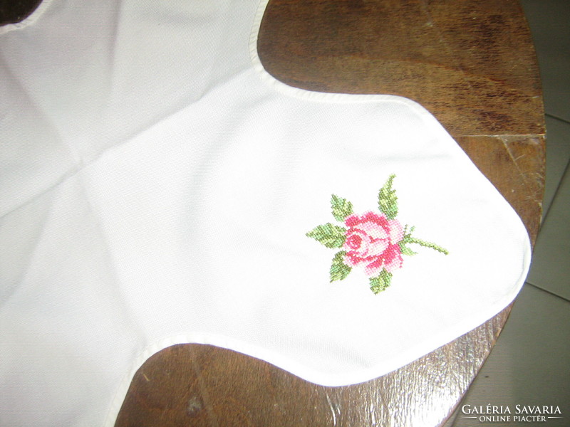 Rose tablecloth embroidered with a cute little cross stitch