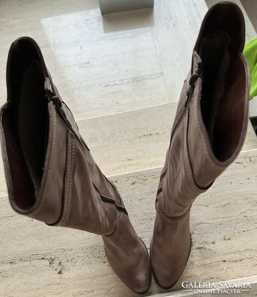 Milk coffee colored butter soft leather, long legged lined boots 40