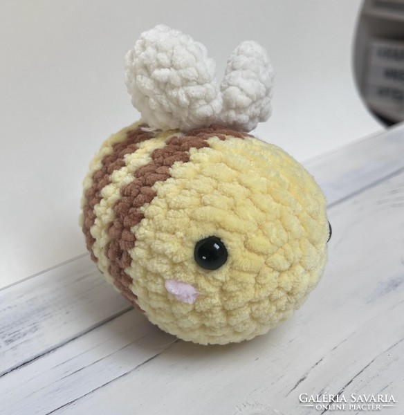 Crocheted bee