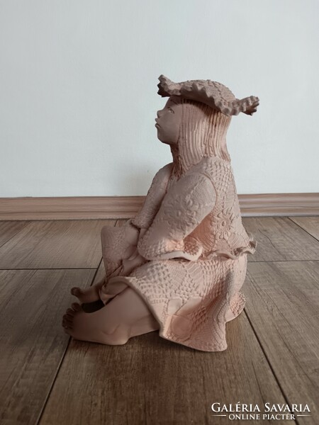 Erzsébet Illár is a ceramic girl