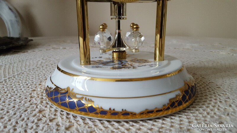 Gyönyörű üvegburás,porcelán/kristály forgóingás asztali óra