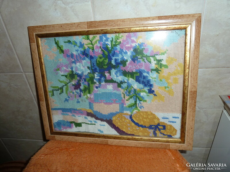 Gobelin kézimunka  31x22 cm " Vázában virág, és kalap  az asztalon "