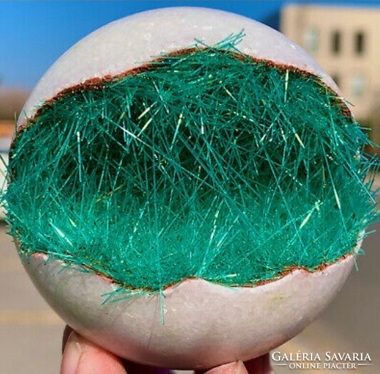 Fermented crystals of iron, magnesium and phosphorus in a geode