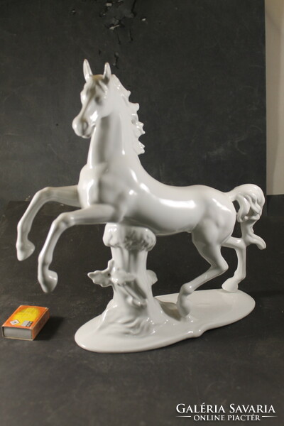 Nagy méretű porcelán ló szobor 801
