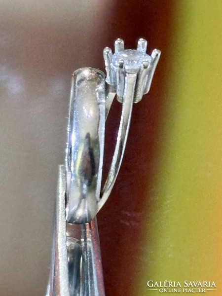 Káprázatos ezüst gyűrű, cirkónia kővel ékesítve