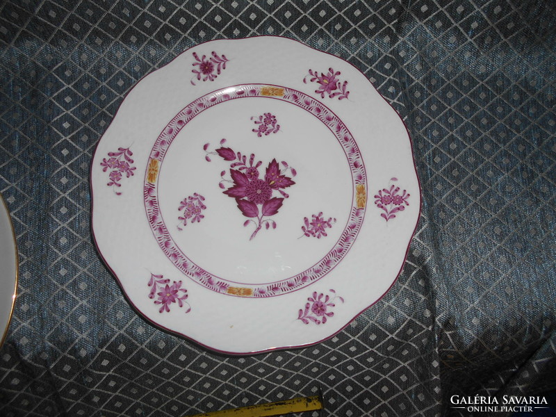 A plate with Herend's Aponi pattern