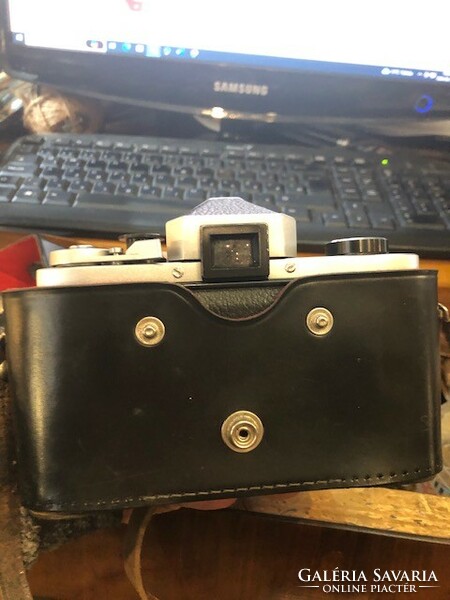Ihagee camera with Carl Zeiss optics, in good condition.