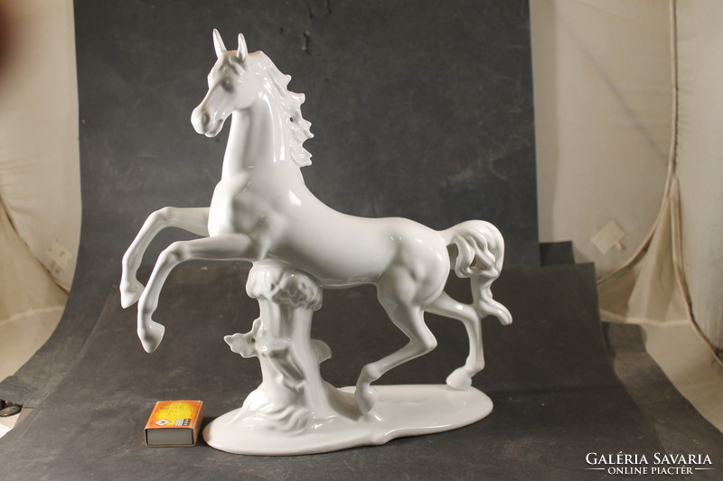 Large porcelain horse statue 801