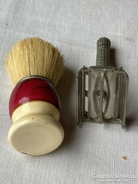 Gillette butterfly razor with pomace.