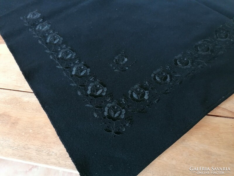 Antik régi posztó gyapjú népi fekete kézzel hímzett kendő fejkendő népviselet viselet 109