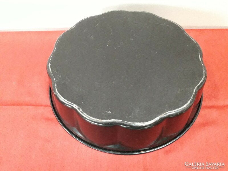 Round baking dish