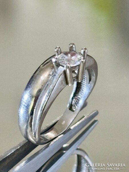 Káprázatos ezüst gyűrű, cirkónia kővel ékesítve