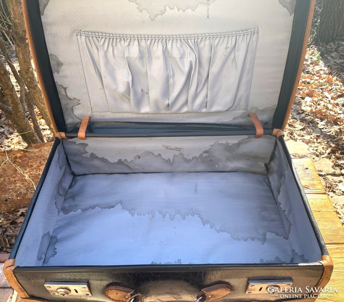 Fekete lakkszínű bőrönd, retro koffer