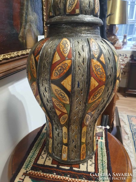Igazán gyönyörű antik perzsa váza. Kézzel festett, csontberakásos és fém díszítéssel. 57cm magas.