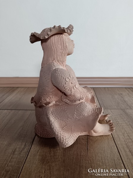 Erzsébet Illár is a ceramic girl