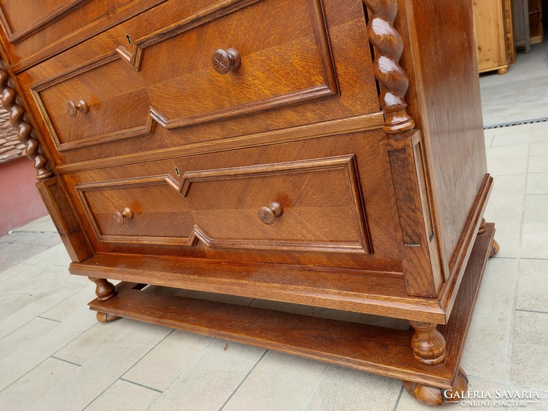 A large 3-drawer colonial dresser for sale. Furniture is beautiful, in like-new condition.