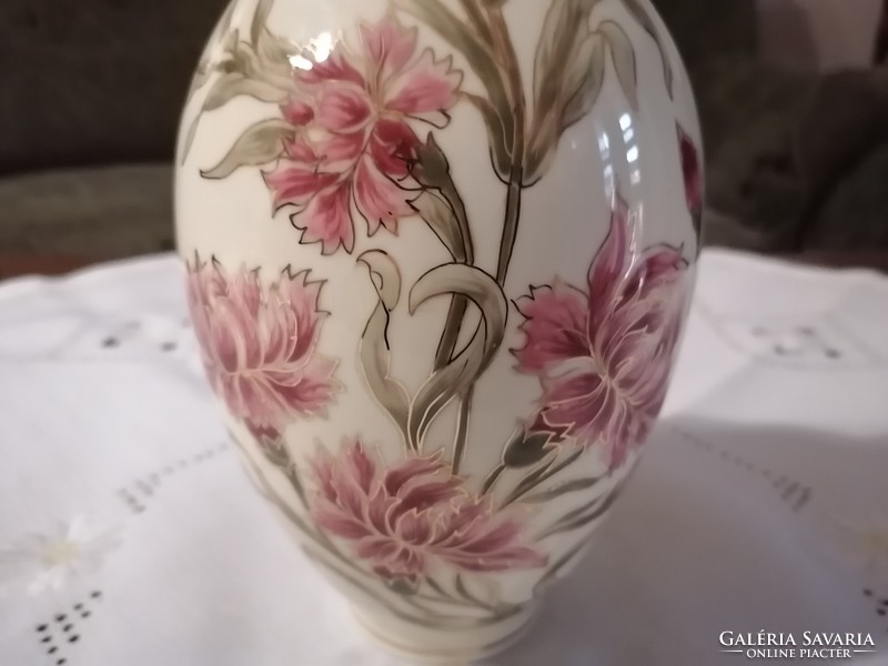 Zsolnay porcelán szegfűváza