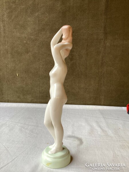 Kézi festésű aquincumi porcelán akt 26 cm.