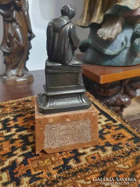 Petőfi Sándort ábrázoló kisméretű bronz szobor márvány talapzaton. 20,5cm magas. Nagyon szép öntésű