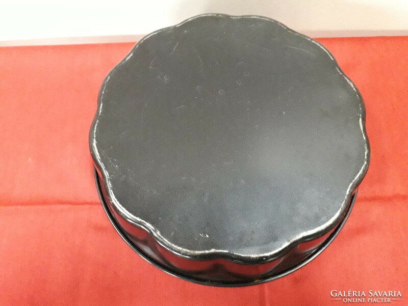 Round baking dish